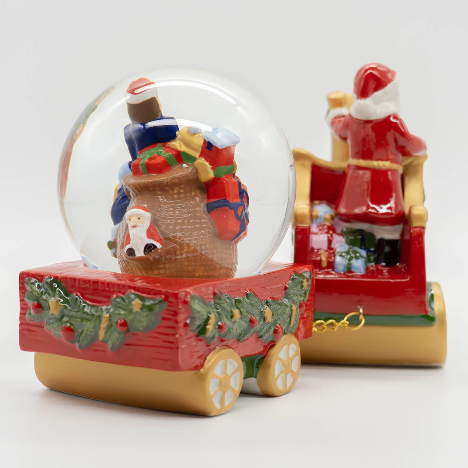 クリスマスハウスとクリスマストレイン 気が早いが、ニトリで動くクリスマス🎄トレイン売ってたから買った